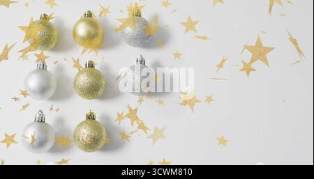 Immagine di baule natalizie su stelle fluttuanti su sfondo bianco Foto Stock