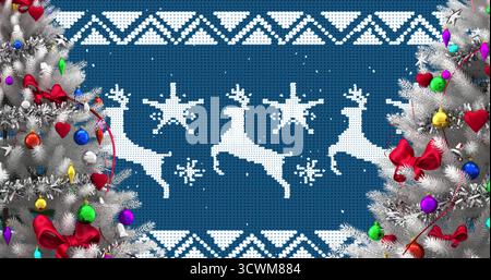 Immagine di neve che cade sulle baule natalizie su decorazioni di alberi su sfondo blu Foto Stock