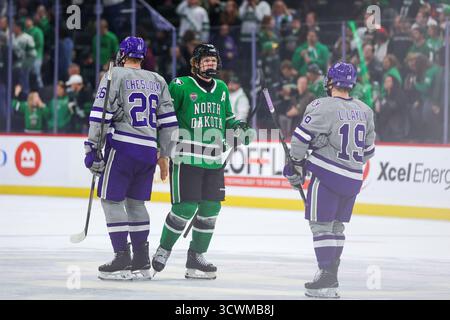 12 ottobre. 2025: Il difensore dei St. Thomas-Minnesota Tommies Chase Cheslock (26) e il difensore dei North Dakota Fighting Hawks Abram Wiebe (25) stringono la mano dopo una partita di hockey maschile NCAA tra North Dakota e St. Thomas alla Grand Casino Arena di St. Paul il 12 ottobre 2025. I North Dakota Fighting Hawks vinsero 5-2. Steven Garcia/CSM (immagine di credito: © Steven Garcia/Cal Sport Media) Foto Stock
