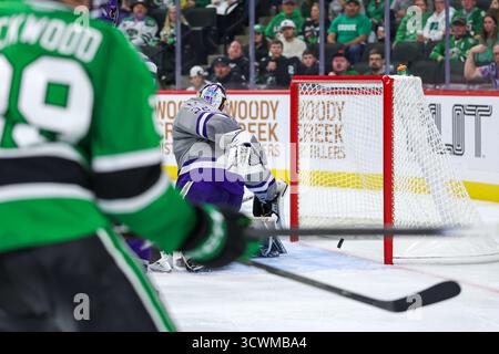 12 ottobre. 2025: Il puck va in rete per un gol da parte del difensore dei North Dakota Fighting Hawks Abram Wiebe (25) contro i St. Thomas-Minnesota Tommies nel terzo periodo durante una partita di hockey maschile NCAA tra North Dakota e St. Thomas alla Grand Casino Arena di St. Paul il 12 ottobre 2025. Steven Garcia/CSM Foto Stock