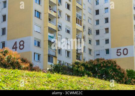 Edifici colorati a pannelli nella tenuta abitativa Havanna di Budapest, un tipico esempio di architettura residenziale urbana di epoca socialista. Foto Stock