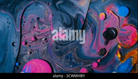 Mescolare le bolle. Inchiostro art. Sfocatura blu viola arancio coloratissimo glitter liquido rotondo trama olio frizzante su sfondo acrilico astratto. Foto Stock