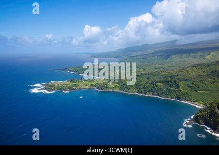 Questa impressionante fotografia aerea cattura la lussureggiante bellezza e la spettacolare costa della penisola di Keanae sull'isola di Maui, Hawaii. La vista sembra Foto Stock