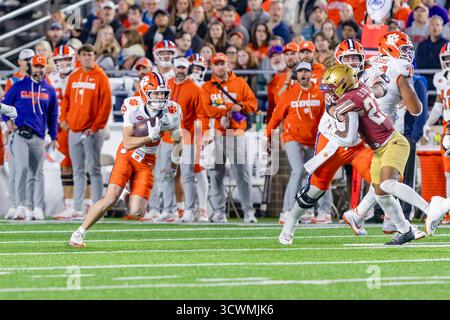 Chestnutt Hill, ma, Stati Uniti. 11 ottobre 2025. Il wide receiver di Clemson COLE TURNER (22) raccoglie le yard su uno schermo durante una partita di football della NCAA contro il Boston College all'Alumni Stadium di Chestnut Hill, Massachusetts. (Credit Image: © James Thomas/ZUMA Press Wire) SOLO PER USO EDITORIALE! Non per USO commerciale! Foto Stock