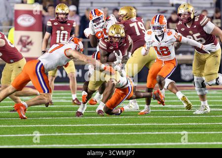 Chestnutt Hill, ma, Stati Uniti. 11 ottobre 2025. Il running back del Boston College TURBO RICHARD (2) cerca di liberarsi dai linebacker di Clemson DEE CRAYTON (22) e WADE WOODAZ (17) e dalla safety KYLON GRIFFIN (18) durante una partita di football universitario NCAA all'Alumni Stadium di Chestnutt Hill, Massachusetts. (Credit Image: © James Thomas/ZUMA Press Wire) SOLO PER USO EDITORIALE! Non per USO commerciale! Foto Stock