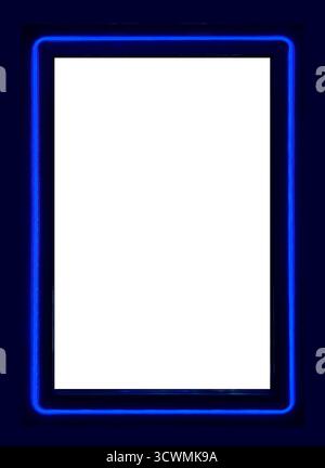 lo schermo bianco rettangolare verticale o lo spazio di copia vuoto è incorniciato da un bordo nero e ulteriormente accentuato da un brillante e luminoso blu neon ef Foto Stock