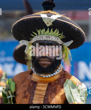 Ritratto di una ballerina tribale della provincia di Enga al Goroka Sing Festival 2025, Eastern Highlands, Papua nuova Guinea, PNG Foto Stock