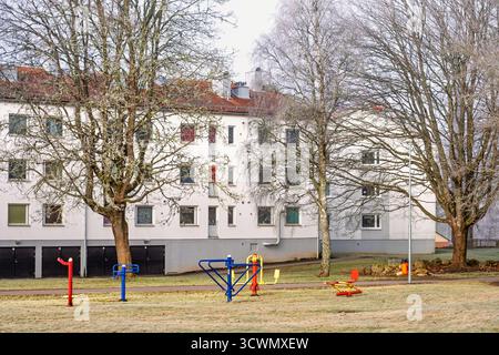 Palestra all'aperto in un parco vicino a una casa di appartamenti in una fredda giornata invernale Foto Stock
