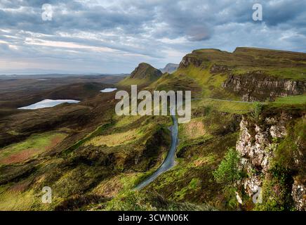 Scozia - bellissimo paesaggio montano estivo all'alba sul Quiraing e la sua ripida strada di montagna, sull'isola di Skye, Regno Unito Foto Stock