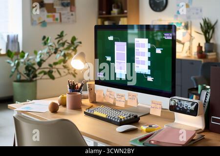 Modern Workspace con computer desktop che visualizza il design dell'interfaccia utente Foto Stock