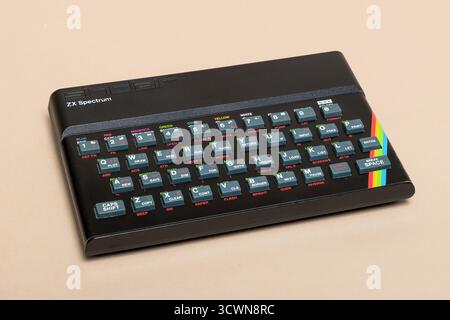 Pavia, Lombardia, Italia - 23 novembre 2024: Home computer Sinclair ZX Spectrum dal 1982 al 1986. In Europa era il principale antagonista del Commodoro Foto Stock