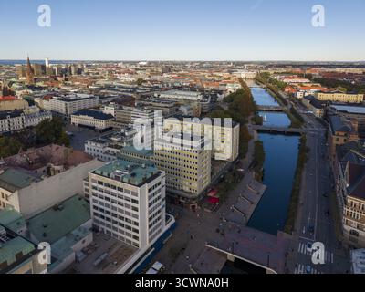 Vista aerea del paesaggio urbano, dove i contrasti architettonici incontrano i tranquilli canali, riflettendo la luce dorata del sole che tramonta, Malmo, Skane County, Svezia. Foto Stock