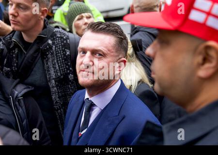 Londra Regno Unito, 11 ottobre 2025. Gli attivisti politici Stephen Yaxley-Lennon, noto anche come Tommy Robinson, arriva alla Westminster Magistrates Court. La figura controversa è sotto processo per non aver fornito alla polizia il numero PIN al suo cellulare. Crediti: James Willoughby/ALAMY Live News Foto Stock