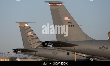 Moron, Spagna - 20 apr 23: Due aerei militari KC-135 code con contrassegni di identificazione, uno dal Nebraska e l'altro dal New Mexico, in mostra Foto Stock