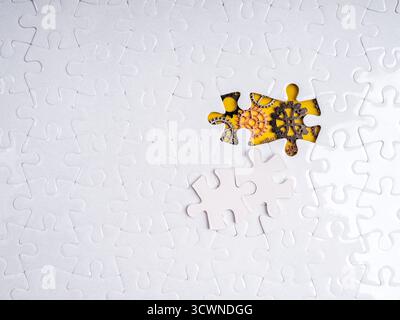 Puzzle bianco con pezzo mancante che rivela gli ingranaggi meccanici sottostanti su sfondo giallo, simboleggia il funzionamento del sistema, il flusso di lavoro dietro le quinte, Foto Stock