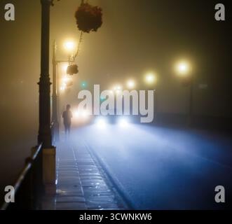 Un Foggy Night Crossing a Villajoyosa Foto Stock