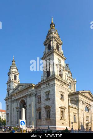 Vista ravvicinata della facciata orientale principale della basilica di Santo Stefano in Piazza Santo Stefano a Budapest, Ungheria. Foto Stock