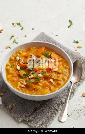 Curry di patate dolci con papaya Foto Stock