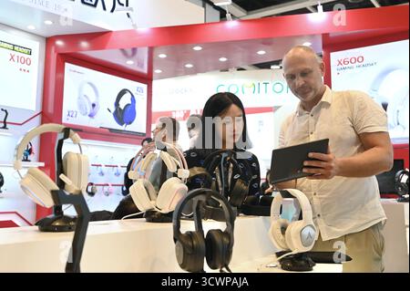 Hong Kong, Cina. 13 ottobre 2025. Le persone che guardano le mostre alla Hong Kong Electronics Fair il 13 ottobre 2025 a Hong Kong. (Immagine di credito: © Kobe li/Nexpher Images via ZUMA Press Wire) SOLO PER USO EDITORIALE! Non per USO commerciale! Foto Stock