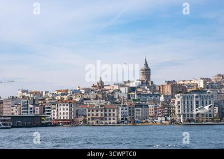 Istanbul, Turchia - 10 marzo 2023: Paesaggio urbano di Istanbul con l'iconica Torre Galata sullo sfondo. Pittoresco paesaggio urbano, punto di riferimento Foto Stock