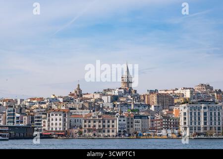 Istanbul, Turchia - 10 marzo 2023: Paesaggio urbano di Istanbul con l'iconica Torre Galata sullo sfondo. Pittoresco paesaggio urbano, punto di riferimento Foto Stock