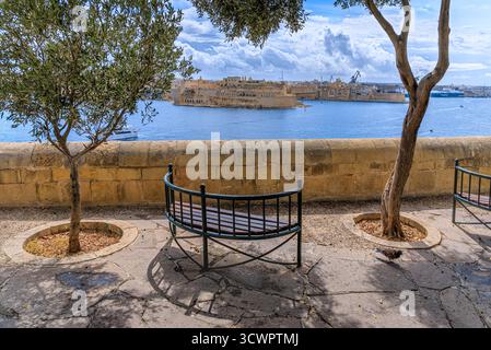 Vista del Porto grande vista del Bastione di Santa Barbara a la Valletta, Malta. Foto Stock