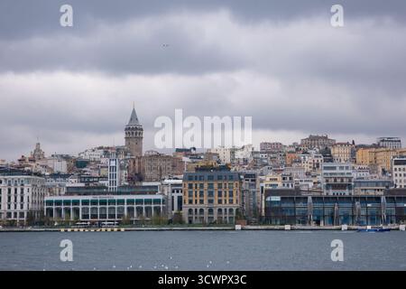 Istanbul, Turchia - 10 marzo 2023: Paesaggio urbano di Istanbul con l'iconica Torre Galata sullo sfondo. Pittoresco paesaggio urbano, punto di riferimento Foto Stock