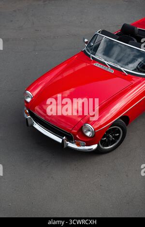 Classica cicatrice sportiva MG anni '1960 su strada. Vista aerea della parte anteriore del vecchio roadster rosso della MGB. Foto Stock