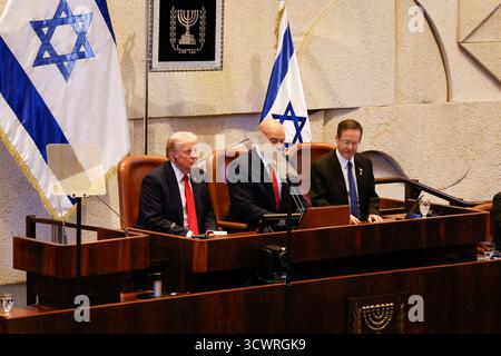 Gerusalemme, Israele. 13 ottobre 2025. Il Presidente DEGLI STATI UNITI Donald Trump partecipa al parlamento israeliano, la Knesset, a Gerusalemme lunedì 13 ottobre 2025. Hamas ha consegnato i 20 ostaggi israeliani sopravvissuti il 13 ottobre in virtù di un accordo di cessate il fuoco, mentre il presidente degli Stati Uniti e altri leader mondiali si preparavano per un vertice a Gaza. I rilasci fanno parte di un accordo di cessate il fuoco. Foto di Jalaa Marey/UPI credito: UPI/Alamy Live News Foto Stock