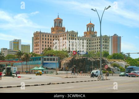 Havana, Cuba 2024 Apr16 – Hotel Nacional de Cuba, un punto di riferimento storico sulla Malecón, simbolo della cultura e dell'identità cubana, affacciato sul porto di Havana Foto Stock