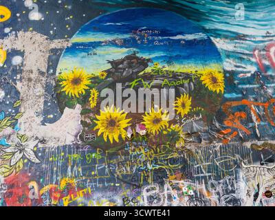 Carro armato russo distrutto nel campo dei girasoli, muro di Lennon, Praga, Cechia, Europa, UE. Foto Stock