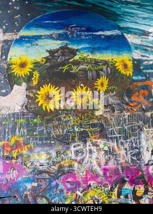 Carro armato russo distrutto nel campo dei girasoli, muro di Lennon, Praga, Cechia, Europa, UE. Foto Stock
