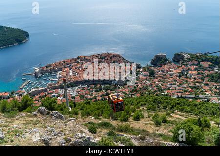 Dubrovnik, Croazia - 17 settembre 2025: I visitatori godono di vedute mozzafiato di Dubrovnik e del Mare Adriatico dalla funivia. Foto Stock