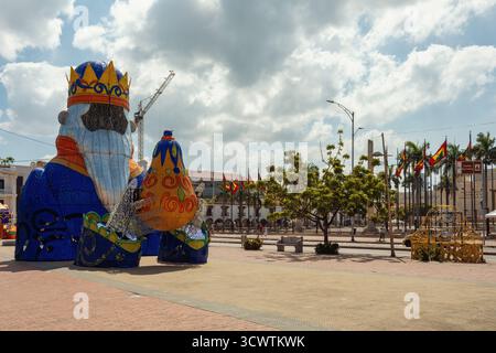 Cartagena de Indias, Colombia - 16 dicembre 2023: Grandi sculture luminose dei tre saggi esposte come decorazione festosa in una piazza pubblica in Foto Stock