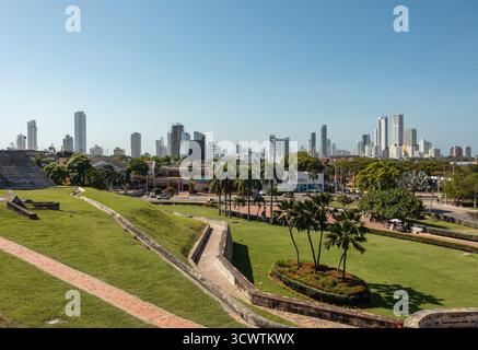 Cartagena de Indias, Colombia - 16 dicembre 2023: Vista panoramica dal forte di San Felipe de Barajas, contrastando i suoi bastioni storici con il moder Foto Stock