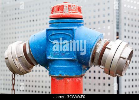 Impianto antincendio urbano con idrante antincendio. Foto Stock