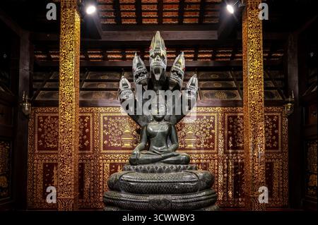 Statua di Buddha a Wat Chedi Luang e una naga a Chiang mai, Thailandia Foto Stock