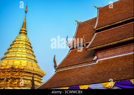 Stupa nel tempio Wat Phra That Doi Suthep vicino a Chiang mai, Thailandia Foto Stock