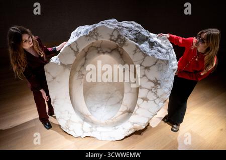 Londra, Regno Unito. 13 ottobre 2025. "Untitled" di Anish Kapoor (stimate £ 400.000 - £ 600.000) in anteprima di Bonhams 20th & 21st Century Art sale. I lotti saranno messi all’asta presso le gallerie di Bonhams New Bond Street il 16 e 17 ottobre. Crediti: Stephen Chung / Alamy Live News Foto Stock