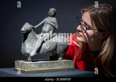 Londra, Regno Unito. 13 ottobre 2025. "Piccolo cavaliere" di Marino Marini (stimate £ 20.000 - £ 30.000) in anteprima della vendita Bonham d'arte del XX e XXI secolo. I lotti saranno messi all’asta presso le gallerie di Bonhams New Bond Street il 16 e 17 ottobre. Crediti: Stephen Chung / Alamy Live News Foto Stock