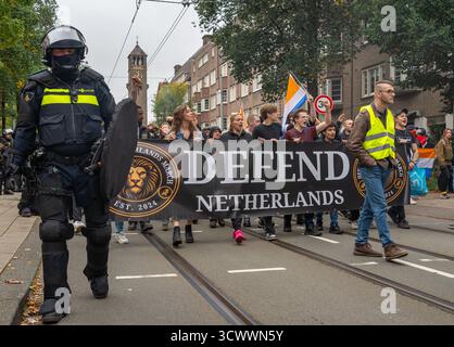 Amsterdam, Paesi Bassi, 12.10.2025, manifestanti che marciano per le strade di Amsterdam durante il raduno anti-immigrazione Foto Stock