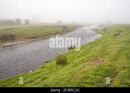Il fiume Ribble, sopra Cowbridge a Long Preston, e in un punto in cui il Long Preston beck si unisce. Un'area di alta pressione ha portato in nebbia persistente Foto Stock