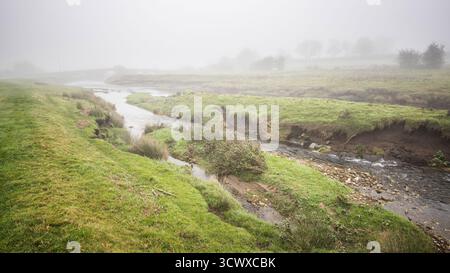 Il fiume Ribble, sopra Cowbridge a Long Preston, e in un punto in cui il Long Preston beck si unisce. Un'area di alta pressione ha portato in nebbia persistente Foto Stock