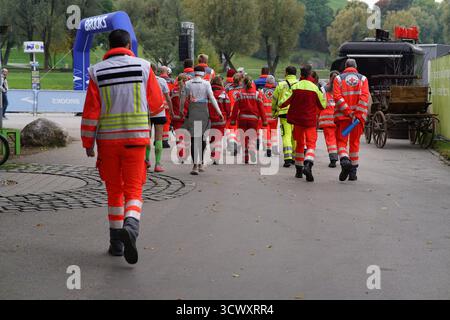 Personale medico e paramedico che camminano vicino al campo di gara durante la Maratona di Monaco in Germania, garantendo la sicurezza dei corridori.Monaco, Germania Foto Stock