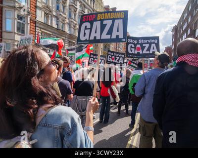 Marcia nazionale per la Palestina – smettere di affamare Gaza – 6 settembre 2025 manifestanti all’inizio di marzo con cartelloni Foto Stock