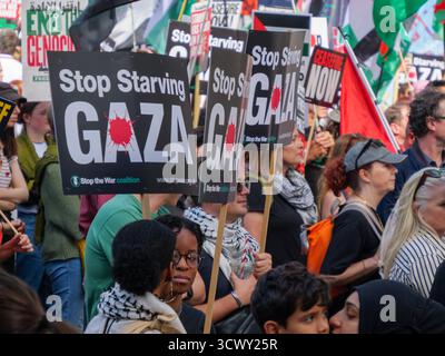 Marcia nazionale per la Palestina – smettere di affamare Gaza – 6 settembre 2025 manifestanti all’inizio di marzo con cartelloni Foto Stock