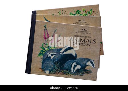 Selezione di libri cartacei dalla libreria Readers Digest Nature Lovers con Field Guide to the Animals of Britain su sfondo bianco Foto Stock