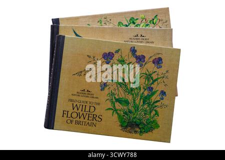 Selezione di libri cartacei dalla Readers Digest Nature Lovers Library con Field Guide al libro Wild Flowers of Britain in cima al bianco Foto Stock