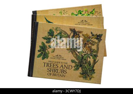 Selezione di libri rilegati dalla libreria Readers Digest Nature Lovers con Field Guide to the Trees and Shrubs of Britain, ambientato in bianco Foto Stock