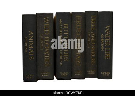 La selezione di libri cartacei di Readers Digest Nature Lovers Library è isolata su sfondo bianco Foto Stock